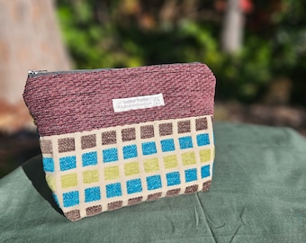 Monedero hecho a mano con muestras de tapizado destinadas al vertedero