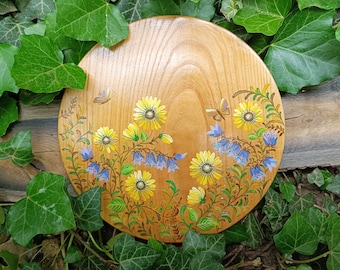 Handmålad träväggplatta med vildblommor: Rustik lantlig inredning