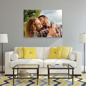 Pode incluir: Uma pintura de um casal abra&ccedil;ando-se num cen&aacute;rio de parque. A mulher tem cabelo castanho comprido e encaracolado e usa uma camisa branca. O homem tem cabelo castanho curto e usa uma camisa xadrez. A pintura &eacute; feita num estilo pict&oacute;rico com pinceladas vis&iacute;veis.