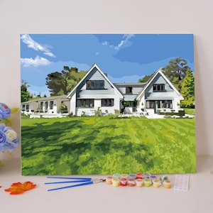 Pode incluir: Um kit de pintura por n&uacute;meros que apresenta uma pintura de uma casa branca com telhado azul e grama verde. A casa tem v&aacute;rias janelas e um grande jardim.