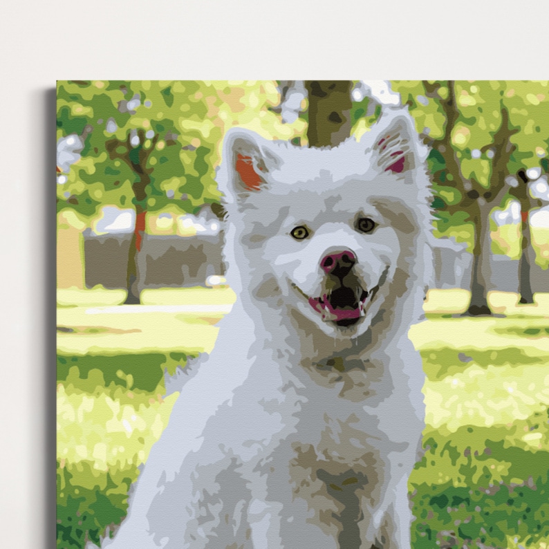Pode incluir: Um c&atilde;o branco e felpudo com olhos castanhos est&aacute; sentado em um campo gramado. O c&atilde;o est&aacute; olhando diretamente para a c&acirc;mera com a boca aberta em uma express&atilde;o feliz.