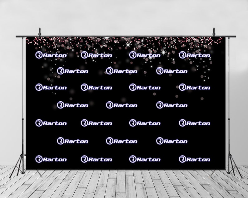 Puede incluir: Fondo negro con un patr&oacute;n repetido de c&iacute;rculos blancos que contienen la palabra "Rarton" en blanco. El fondo est&aacute; decorado con una dispersi&oacute;n de purpurina rosa y blanca.