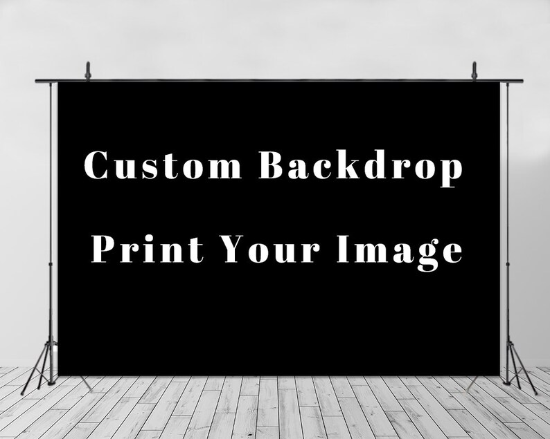 Puede incluir: Tel&oacute;n de fondo negro con texto blanco que dice "Custom Backdrop Print Your Image".