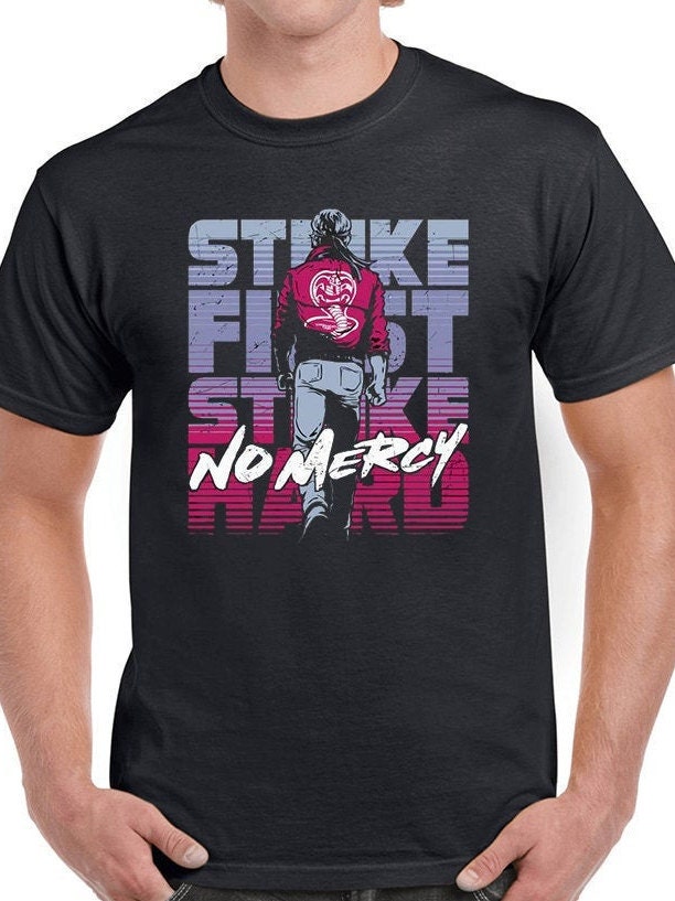 Discover Maglietta T-Shirt Cobra Kai Uomo Donna Bambini Snake No Mercy Strike First Men 80s Martial Arts Tv Gift
