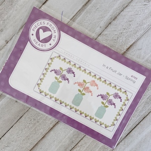 Peut inclure: Un motif de courtepointe violet, vert et rose avec le titre "In a Fruit Jar - Spring" et le numéro "#749". Le motif est de "Pieces From My Heart" par Sandy Gervais.