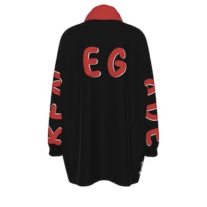 Puede incluir: Chaqueta negra de manga larga con cuello rojo y letras rojas. Las letras "EG" están en la espalda y las mangas tienen texto rojo. La chaqueta es de estilo casual, adecuada para el uso diario.