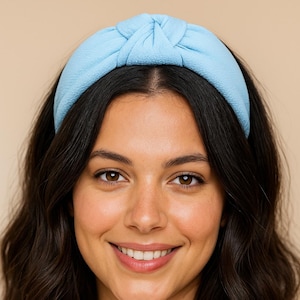 Babyblauwe hoofdband met gedraaide knoop - Modieuze dameshaarband met viscose crêpevulling
