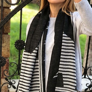 Stylowy czarno-biały szalik z akrylu i bawełny z wzorem gwiazdy - elegancki szalik prostokątny dla kobiet