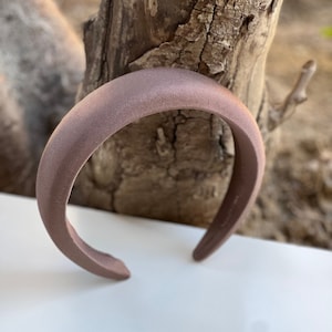Chic Nerz gepolstertes Satin-Stirnband in neutralen Tönen – perfektes Damenmode-Accessoire für den Alltag