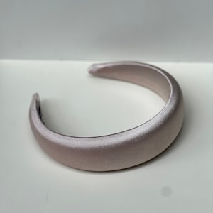 ベージュのサテンパッド入りヘッドバンド - ライトクリーム色のスタイリッシュなレトロアクセサリー