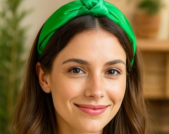 Lichtsmaragdgroene gewatteerde satijnen hoofdband met knoop: een tijdloos en modieus haaraccessoire voor dames