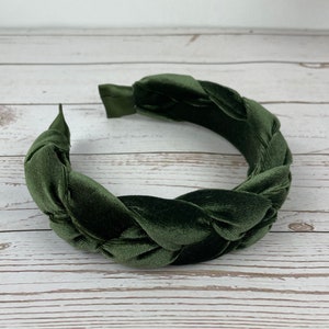 Stay stylish and comfortable with this padded khaki green velvet headband that's perfect for everyday wear.