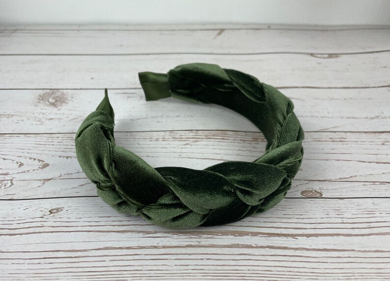 Stay stylish and comfortable with this padded khaki green velvet headband that's perfect for everyday wear.