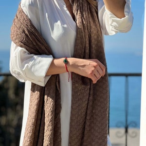 Get your mom the perfect gift this winter with an organic cotton large rectangle scarf in mink color. This scarf is perfect for all seasons and will keep her warm and cozy.