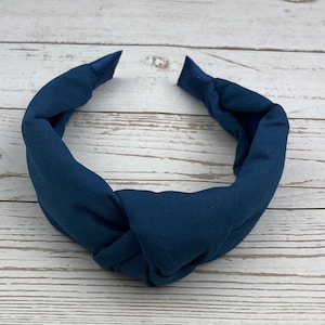 Donkerblauwe hoofdband met gedraaide knoop – klassieke brede haarband voor dames van viscosecrêpe met gewatteerd comfort – perfect voor elke gelegenheid!