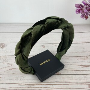 Add a touch of sophistication to your outfit with this stylish khaki green velvet headband, perfect for any occasion.