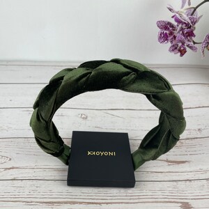This fashionable women's headband in army green is a must-have accessory for any fashionista.