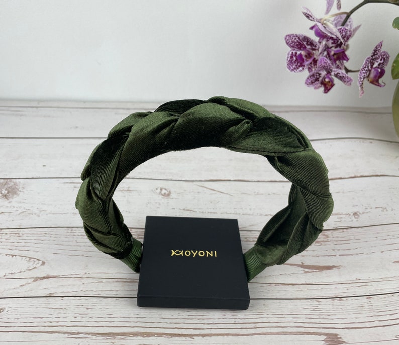 This fashionable women's headband in army green is a must-have accessory for any fashionista.