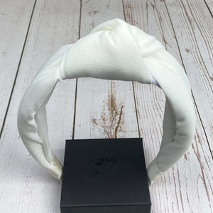 Classic and timeless, this white padded headband is a must-have accessory.
