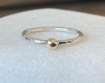 Pépite d'or 9 carats poinçonnée sur une bague en argent sterling 925 de 1,8 mm, anneau martelé, anneau à empiler fait main, bague minimaliste