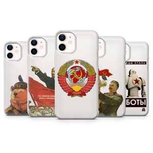 Puede incluir: Conjunto de cuatro fundas transparentes para teléfono con diferentes diseños de temática soviética. Los diseños incluyen un oso, un hombre con una bandera roja, un emblema de estrella roja y martillo y hoz, un hombre con un ramo de flores y un robot con el texto "Боты" y "ДАН СТАЛЬ".