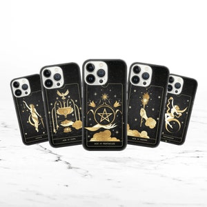Könnte beinhalten: Fünf schwarze iPhone-Hüllen mit goldenen Akzenten, die verschiedene Tarotkarten-Designs zeigen. Die Designs umfassen Gerechtigkeit, As der Kelche, As der Pentakel, As der Stäbe und Mäßigung.