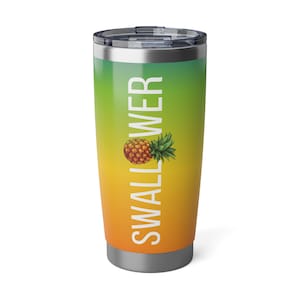 Könnte beinhalten: Ein Edelstahlbecher mit einem Farbverlauf von Grün nach Orange und einem Ananas-Motiv. Der Text "SWALLOWER" ist vertikal auf dem Becher aufgedruckt.