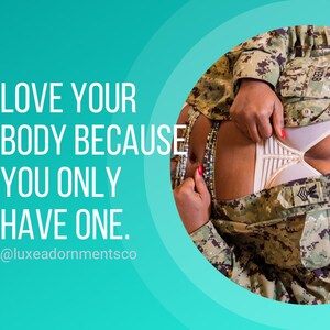 Puede incluir: Imagen con el texto "LOVE YOUR BODY BECAUSE YOU ONLY HAVE ONE." Una persona lleva un uniforme de camuflaje y sostiene una prenda interior beige. El texto es blanco, sobre un fondo turquesa y blanco. Tambi&eacute;n es visible el nombre de Instagram @luxeadornmentsco.