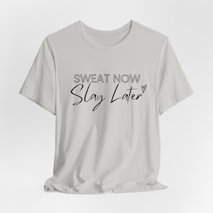 Sweat Now Slay Later Gym Tee - zomershirt glow-up - trainingst-shirt, uniseks jersey T-shirt met korte mouw, fitnesstop, training T-shirt, actief