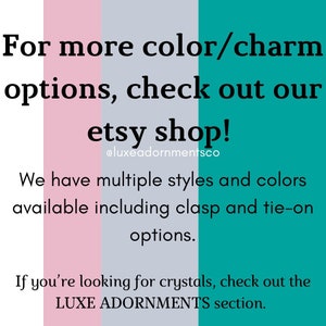 K&ouml;nnte beinhalten: Textgrafik mit rosa, grauem und t&uuml;rkisfarbenem Hintergrund. Der Text lautet: "F&uuml;r mehr Farb-/Charm-Optionen, schau in unserem Etsy-Shop vorbei! @luxeadornmentsco Wir haben mehrere Stile und Farben verf&uuml;gbar, einschlie&szlig;lich Verschluss- und Bindeoptionen. Wenn du nach Kristallen suchst, schau dir den LUXE ADORNMENTS-Bereich an."