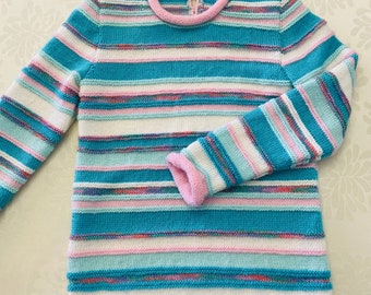 Meisjesmaat 6 gestreept, handgebreid, wollen trui, lange lijn, mintgroen, wit, blauw, roze en multimix, opgerolde manchetten.
