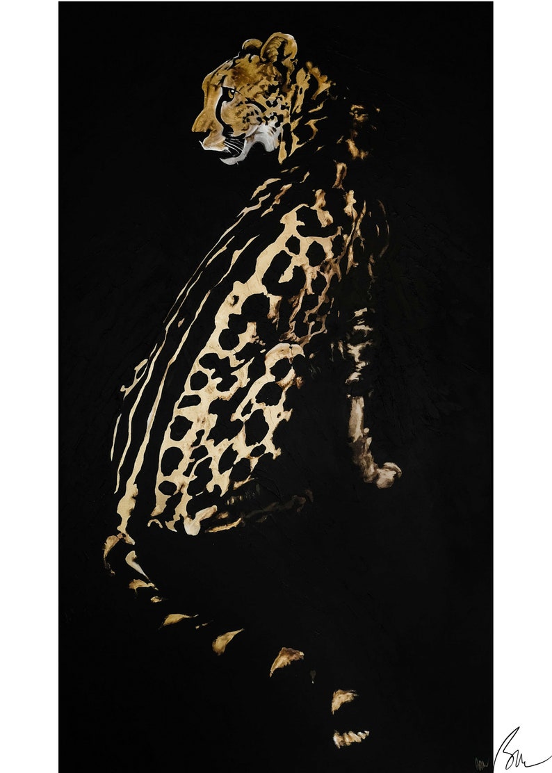 Op de afbeelding: Een zwart en gouden schilderij van een cheetah die op een zwarte achtergrond zit. De cheetah kijkt naar links en zijn vacht is gedetailleerd met zwarte vlekken en strepen.