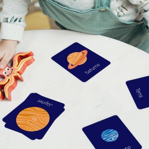 Cartões de planetas em Português | Bebés e crianças | Flashcards + Posters | Sistema solar | Flashcards | Portuguese | Montessori aligned image 1