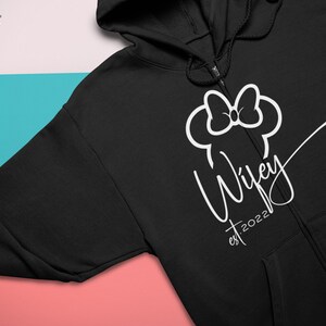 Wifey and Hubby Disney Hoodie_Regalo de aniversario de pareja_Camisa de recién casados_Camiseta para viaje de luna de miel_Novia y novio, sudaderas para parejas imagen 3