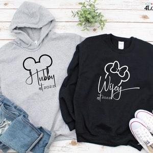 Wifey and Hubby Disney Hoodie_Regalo de aniversario de pareja_Camisa de recién casados_Camiseta para viaje de luna de miel_Novia y novio, sudaderas para parejas imagen 1