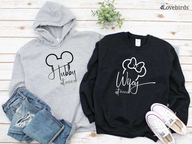 Wifey and Hubby Disney Hoodie_Regalo de aniversario de pareja_Camisa de recién casados_Camiseta para viaje de luna de miel_Novia y novio, sudaderas para parejas imagen 1