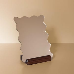 ISLA Spegel | Bordsspeglar, Vågig spegel, Bågspegel, Bordsspegel, Hyllspegel, Minimalistisk display, Smyckesdisplay, Prova-på-spegel