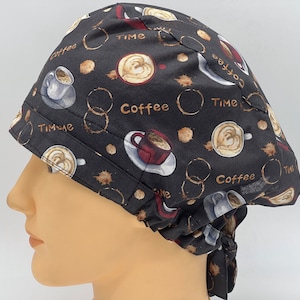 Könnte beinhalten: Schwarze OP-Mütze mit einem Kaffeemuster. Die Mütze zeigt Kaffeetassen, Kaffeeflecken und den Text "Coffee Time".