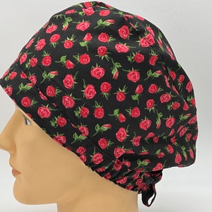 Könnte beinhalten: Schwarze OP-Mütze mit rotem Rosenmuster. Die Mütze hat einen Kordelzug.