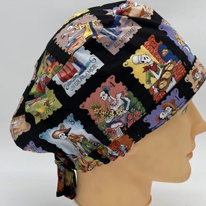 Könnte beinhalten: Schwarze OP-Mütze mit einem bunten Druck von Skeletten in verschiedenen Posen. Der Druck enthält den Text "Un Gran Amor" und "El Muerto".