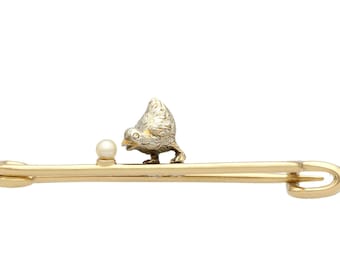 Broche de oro amarillo con forma de pollito y perlas de semilla de estilo victoriano