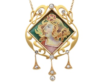 Op de afbeelding: Een gouden ketting met een vierkante emaille-portret van een vrouw met een bloem in haar haar. De hanger is versierd met diamanten accenten en hangt aan een delicate gouden ketting.