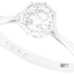 Anillo de compromiso único de oro blanco de 18 quilates y diamantes de 0,59 ct de la década de 1930