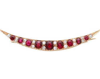 Antieke halvemaanvormige robijnrode diamanten broche, 9 kt roségoud, edwardiaanse sieraden