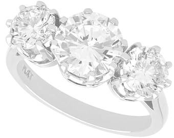 Anel vintage Trilogy em platina com diamante de 3,40 ct, datado de aproximadamente 1950.