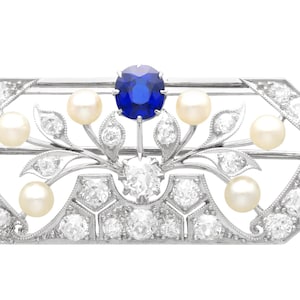 Antike 0,65 Karat Saphir, 2,77 Karat Diamant und Perle, 18 Karat Weißgold Brosche Circa 1925