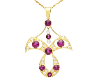 Colgante antiguo de oro amarillo de 12 quilates con granate de 4,52 ct, diamante de 0,61 ct y una antigüedad de alrededor de 1890.