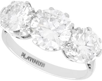 Anel vintage Trilogy em platina com diamante de 3,84 ct, datado de aproximadamente 1940.