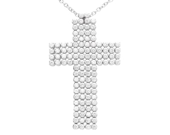 Op de afbeelding: Een zilveren ketting met een grote, met pavé bezette kruis hanger. Het kruis is gemaakt van kleine, ronde, heldere stenen.