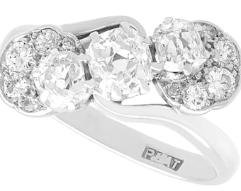 Anel de noivado antigo com diamante de 1,65 ct e platina, modelo Trilogy exclusivo com design torcido, datado de aproximadamente 1930.